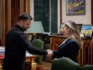 Президент України Володимир Зеленський та колишня віцепрем'єрка Канади Крістію Фріланд тиснуть руки