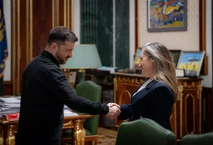 Президент України Володимир Зеленський та колишня віцепрем'єрка Канади Крістію Фріланд тиснуть руки