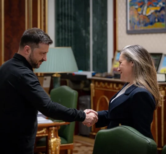 Президент України Володимир Зеленський та колишня віцепрем'єрка Канади Крістію Фріланд тиснуть руки