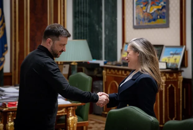 Президент України Володимир Зеленський та колишня віцепрем'єрка Канади Крістію Фріланд тиснуть руки