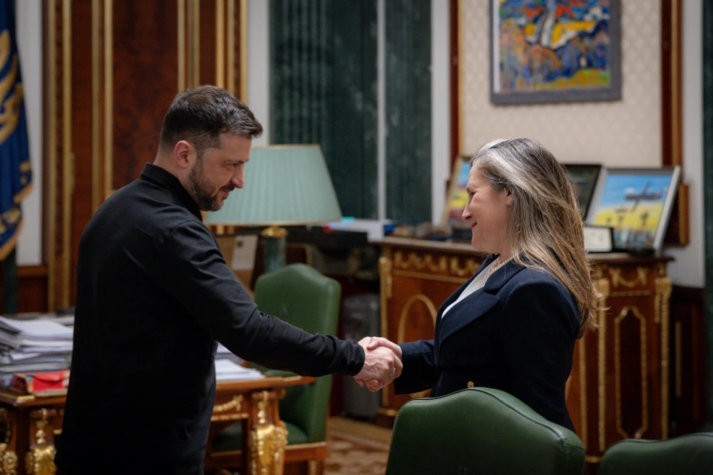 Президент України Володимир Зеленський та колишня віцепрем'єрка Канади Крістію Фріланд тиснуть руки