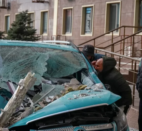 Пошкоджений Мерседес після ракетного обстрілу Росією по Одесі 19 січня 2026 року