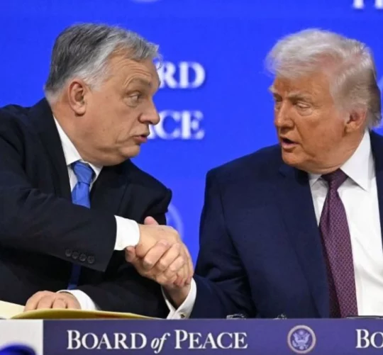 Віктор Орбан і Дональд Трамп у Давосі під час підписання установчого документа Ради миру