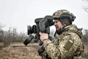 український військовий дивиться у прилад спостереження