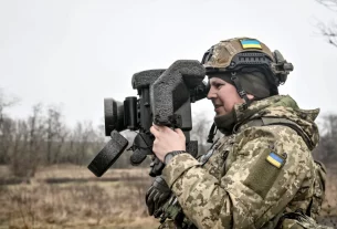 український військовий дивиться у прилад спостереження