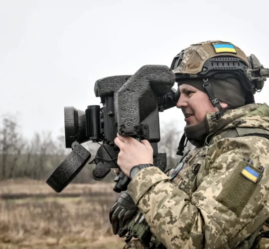 український військовий дивиться у прилад спостереження