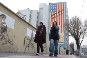 Люди проходять повз антиамериканську фреску в Тегерані