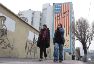 Люди проходять повз антиамериканську фреску в Тегерані