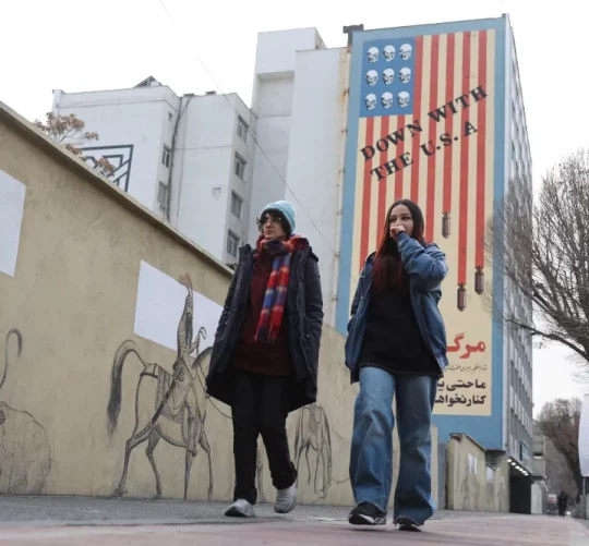 Люди проходять повз антиамериканську фреску в Тегерані