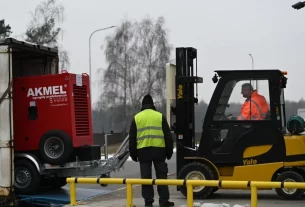 завантаження генераторів до вантажівки