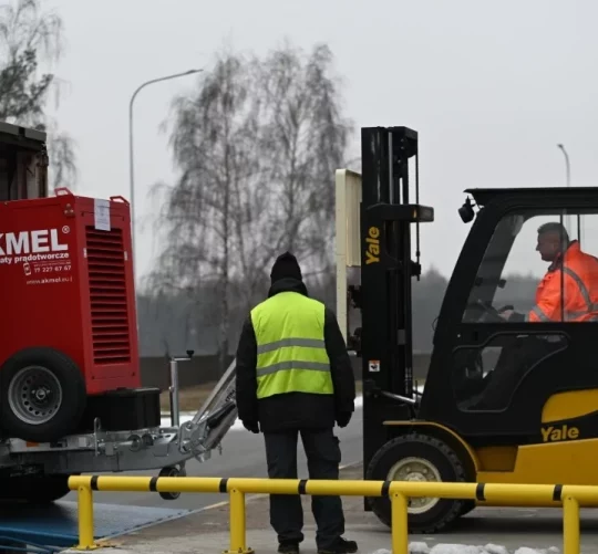 завантаження генераторів до вантажівки