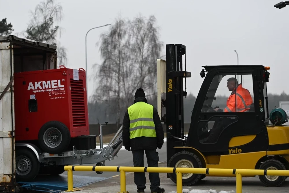 завантаження генераторів до вантажівки