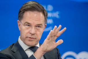 глава НАТО Марк Рютте жестекулює