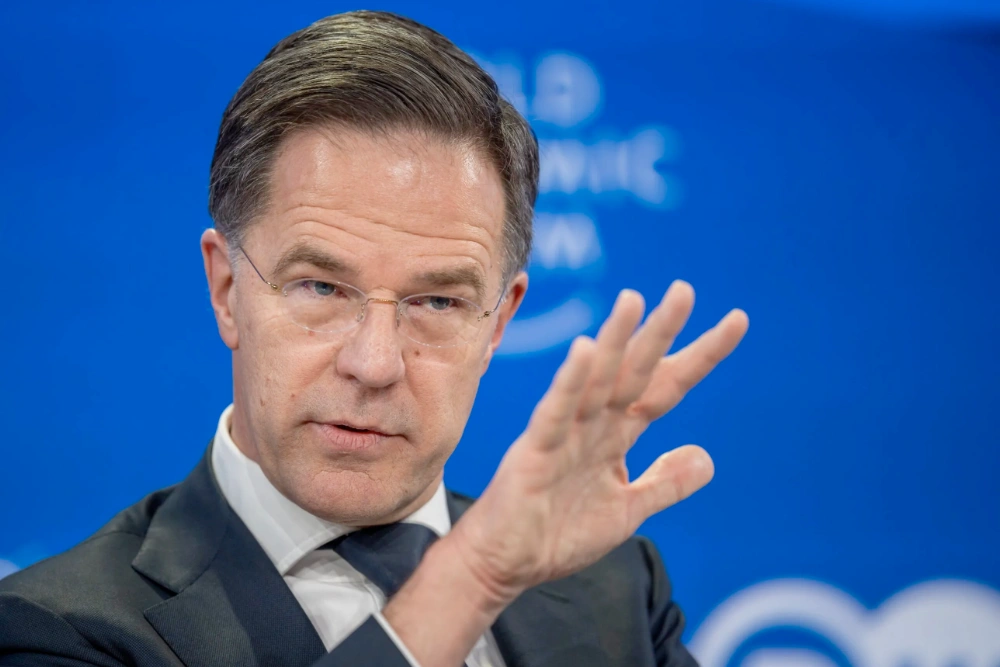 глава НАТО Марк Рютте жестекулює