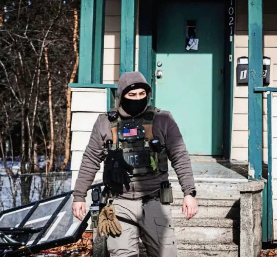 озброєний працівник імміграційної та митної служби США (ICE)