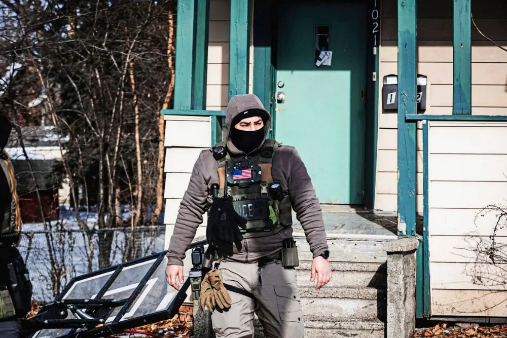 озброєний працівник імміграційної та митної служби США (ICE)