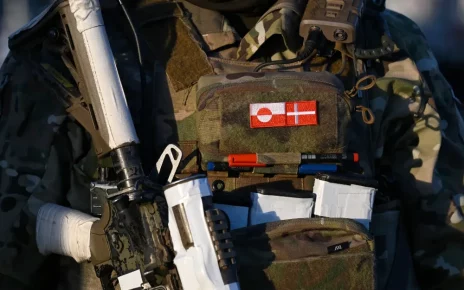 Військовий нато зі зброєю