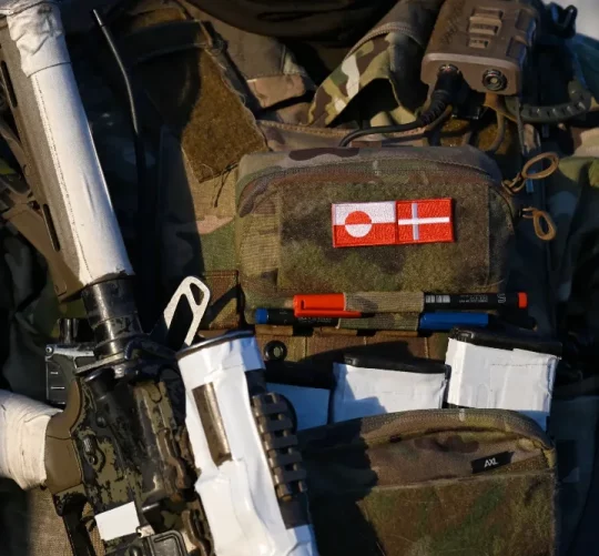 Військовий нато зі зброєю