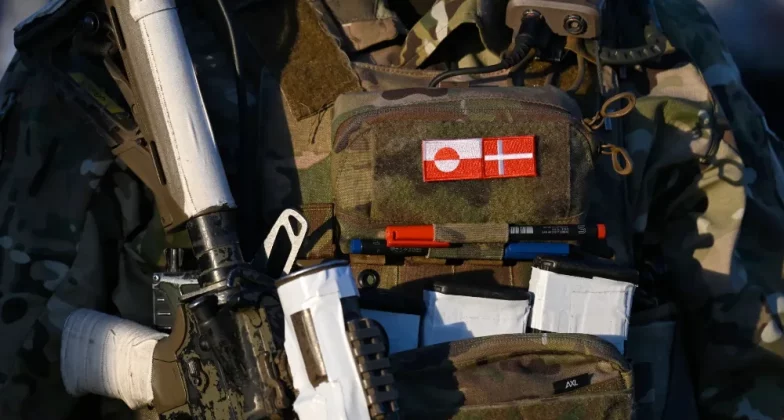 Військовий нато зі зброєю