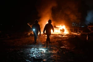 Переважна більшість жертв, близько 97 відсотків, сталася на контрольованій Україною території внаслідок атак, здійснених російськими збройними силами.