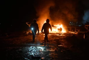 Переважна більшість жертв, близько 97 відсотків, сталася на контрольованій Україною території внаслідок атак, здійснених російськими збройними силами.