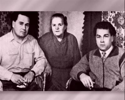 Платон та Георгій Майбороди з матір'ю