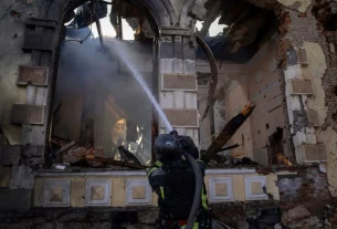 пожежник ліквідує пожежу після удару російських ракет