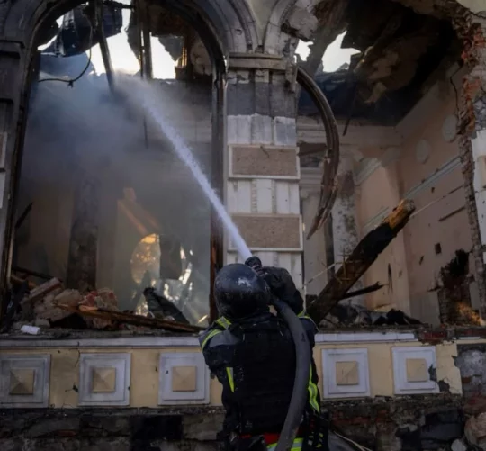 пожежник ліквідує пожежу після удару російських ракет