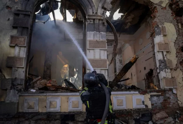 пожежник ліквідує пожежу після удару російських ракет