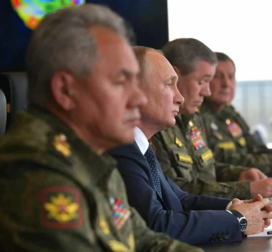 Володимир Путін та керівники оборонних відомств Росії інспектують військові навчання у вересні 2021 року