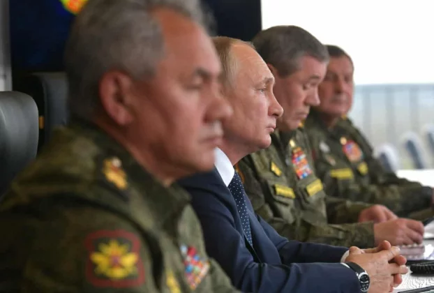 Володимир Путін та керівники оборонних відомств Росії інспектують військові навчання у вересні 2021 року