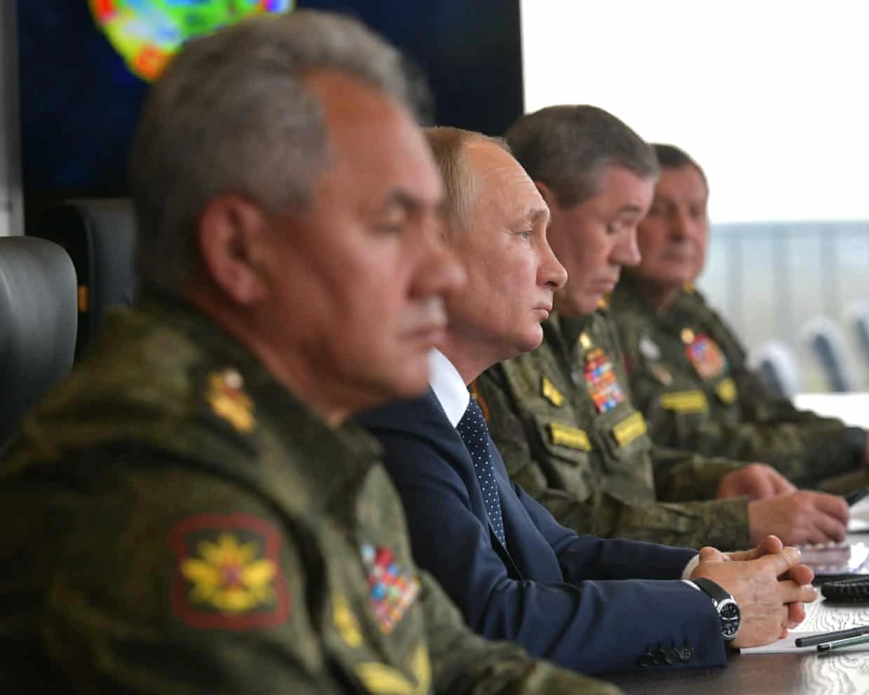 Володимир Путін та керівники оборонних відомств Росії інспектують військові навчання у вересні 2021 року