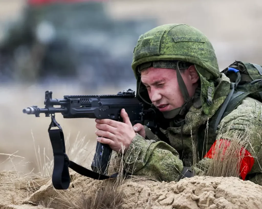 Солдат бере участь у спільних військових навчаннях Росії та Білорусі у вересні 2021 року