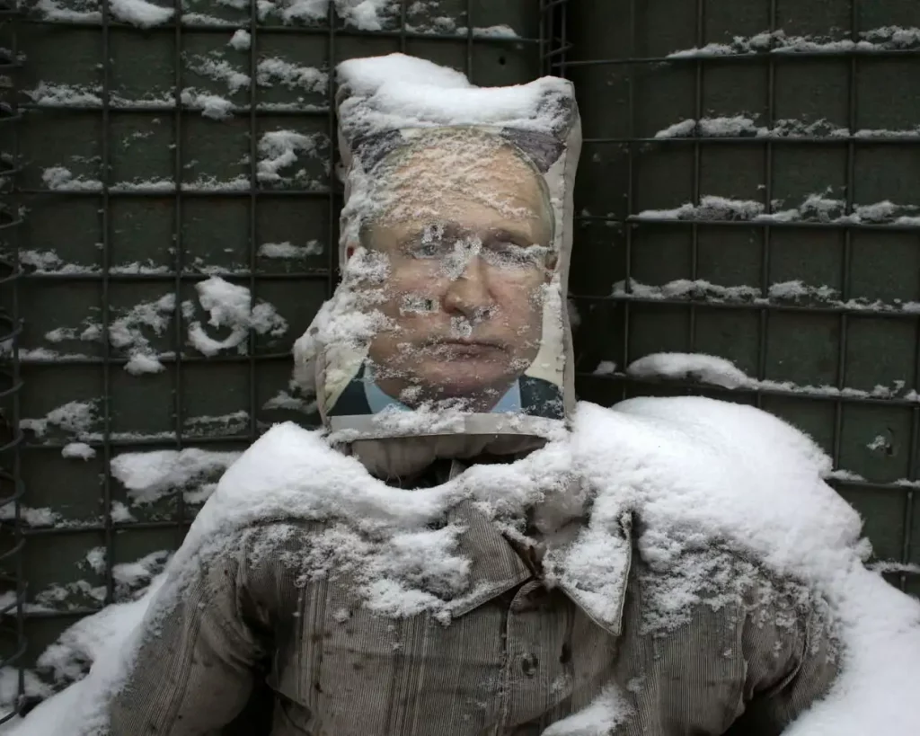 Плакат із зображенням Путіна, якого використовують як мішень для стрільби в Луганській області України на початку 2022 року