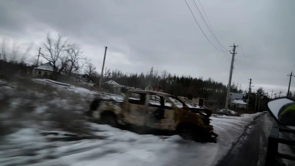 Згорілі автомобілі стоять вздовж доріг