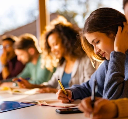 студенти вчаться за столом