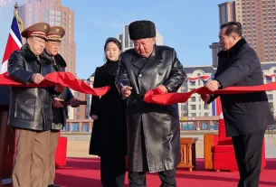 відкриття нового житлового району в Пхеньяні для сімей північнокорейських солдатів загиблих на Україні