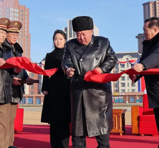 відкриття нового житлового району в Пхеньяні для сімей північнокорейських солдатів загиблих на Україні