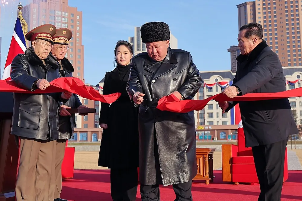 відкриття нового житлового району в Пхеньяні для сімей північнокорейських солдатів загиблих на Україні