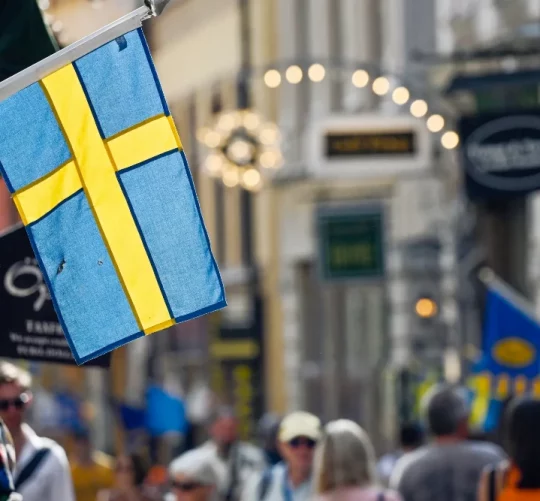 прапор Швеції на вулиці міста