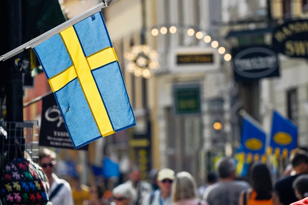прапор Швеції на вулиці міста
