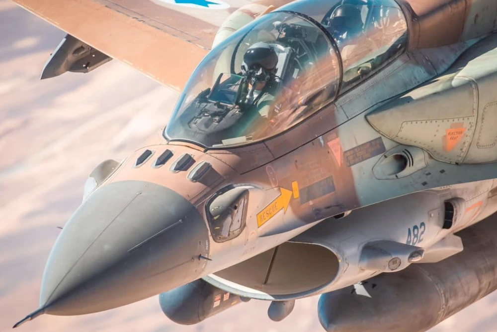 ізраїльский винищувач за бомбами