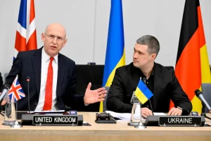 Джон Хілі із Михайлом Федоровим, міністром оборони України, хоче «забезпечити мир».