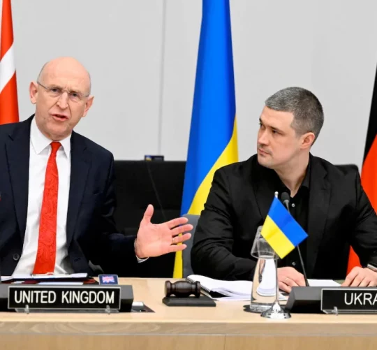 Джон Хілі із Михайлом Федоровим, міністром оборони України, хоче «забезпечити мир».