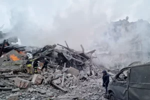 Пожежники працюють на місці багатоквартирного будинку, постраждалого внаслідок російського авіаудару у Харкові, Україна, 2 січня 2026 року