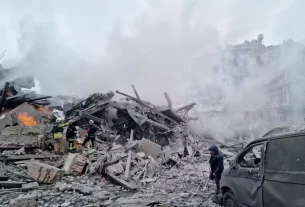 Пожежники працюють на місці багатоквартирного будинку, постраждалого внаслідок російського авіаудару у Харкові, Україна, 2 січня 2026 року