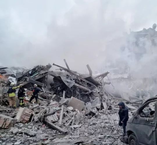 Пожежники працюють на місці багатоквартирного будинку, постраждалого внаслідок російського авіаудару у Харкові, Україна, 2 січня 2026 року