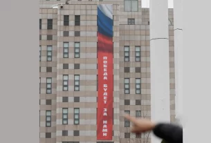 будинок посольства Росії у Сеулі де вивиска про перемогу у війні