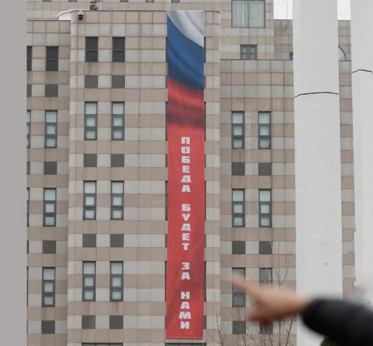 будинок посольства Росії у Сеулі де вивиска про перемогу у війні