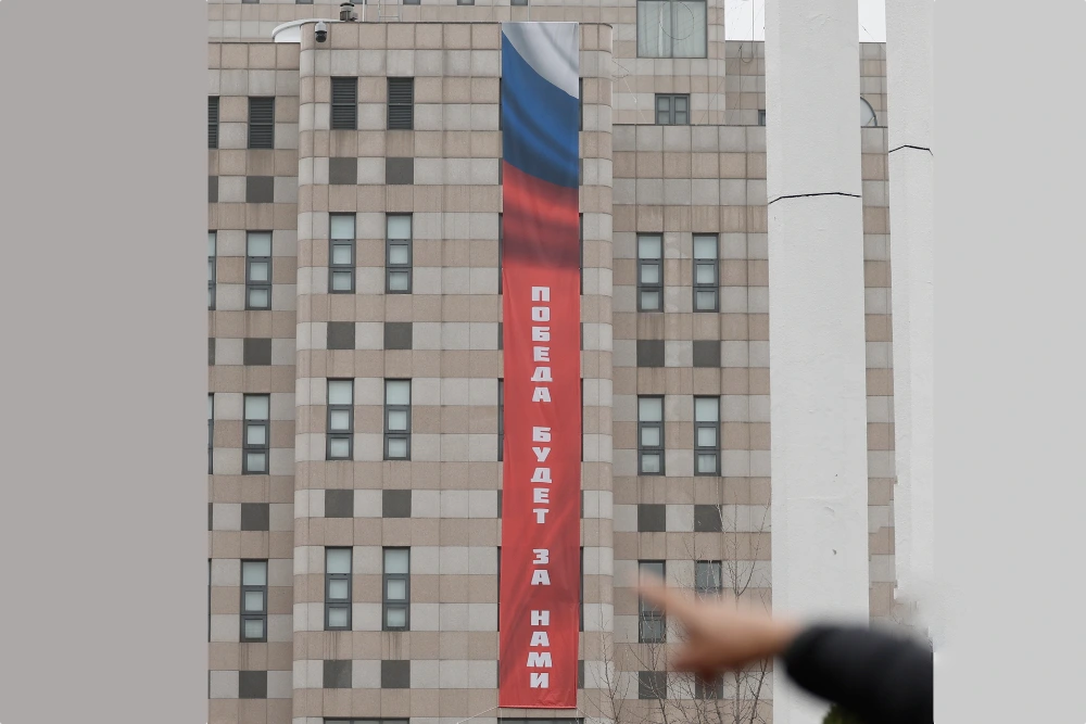 будинок посольства Росії у Сеулі де вивиска про перемогу у війні